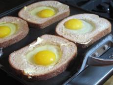 Also called “eggs-in-a-hole”, “birds nest,” “eggs-in-a-blanket” or “frog-in-a-hole”, this fun breakfast fave was served up to my kids on their first day of school. With less than 5 ingredients, it’s an easy and stress-free dish to cook up on a school day.