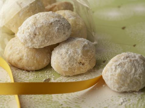 Kourabiedes (Greek Walnut Sugar Cookies)
