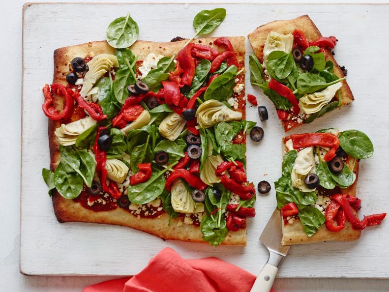 VERDURA PIZZA, Sandra Lee, Semi-Â­Homemade Cooking/Double Date, Food Network,
Refrigerator Pizza Crust Dough, Pasta Sauce, Garlic Powder, Dried Oregano, Olive Oil, Goat
Cheese, Baby Spinach, Artichoke Hearts, Red Bell Peppers, Sliced Ripe Olives