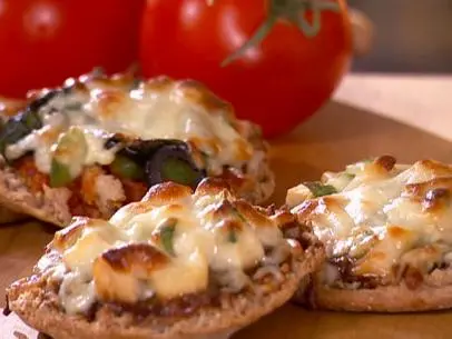 Pizza snacks made of crackers