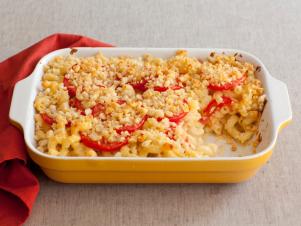 macaroni and cheese with tomato holiday side dish