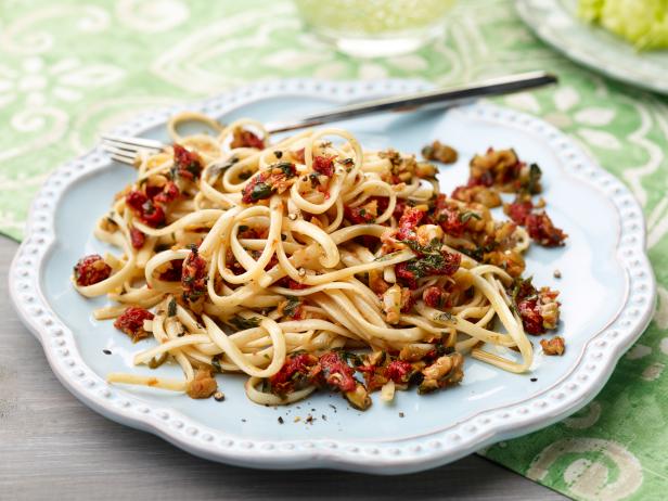 Linguini with Sun-Dried Tomatoes, Olives and Lemon