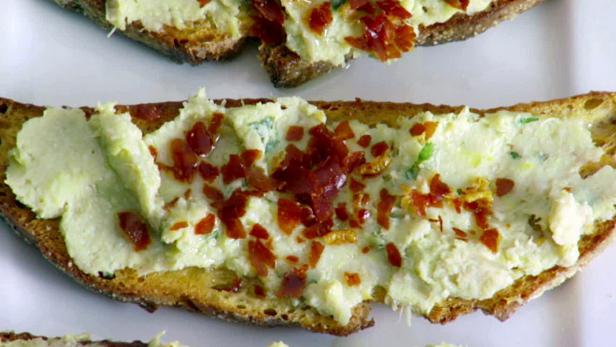 Artichoke and bean crostini is served as a appetizer.