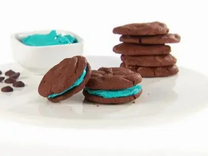 Several chocolate sandwich cookies are served.