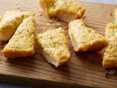 Ree Drummond's Garlic Cheese Bread On Food Network's The Pioneer Woman