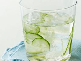 Cucumber-Gin Spritzers