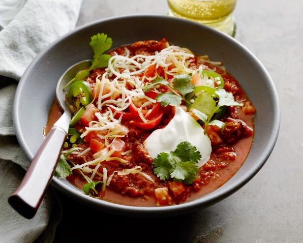 GAME DAY CHILI
Geoffrey Zakarian
The Kitchen/The Big Game
Food Network
Olive Oil, Ground Meat, Garlic, Onions, Scallions, Tomato Paste, Chile Powder, Dark Beer,
FireRoasted
Tomatoes, Chicken Stock, Red Hot Sauce, Greet Hot Sauce