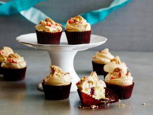 FO1D03_Jelly-Filled-Cupckaes-with-Peanut-Butter-Frosting_s4x3