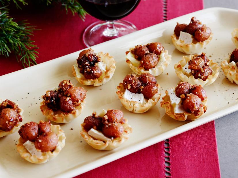 ONEBITE
BAKED BRIE WITH GRAPEPECAN
COMPOTE
Food Network Kitchen
Food Network
Small Red Grapes, Vegetable Oil, Pecans, Lemon Juice, Kosher Salt, Brie, Mini Phyllo Shells,
Black Pepper