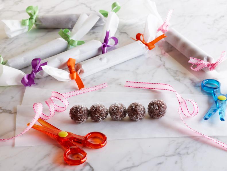 KIDS CAN MAKE: FRUITANDNUT
CHOCOLATE TRUFFLES
Food Network Kitchen
Food Network
Pecans, Semisweet Chocolate, Vanilla Extract, Orange Zest, Kosher Salt, Heavy Cream,
Unsalted Butter, Dried Apricots, Dried Prunes, Coarse Sanding Sugar