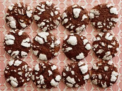 FNK CHOCOLATE CRINKLE COOKIES
Food Network Kitchen
Food Network
Allpurpose
Flour, Unsweetened Cocoa Powder, Baking Powder, Baking Soda, Fine Salt,
Bittersweet Chocolate, Unsalted Butter, Light Brown Sugar, Eggs, Confectioners’ Sugar