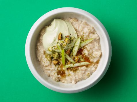 Healthy Oatmeal with Matcha Yogurt, Pistachios and Apples