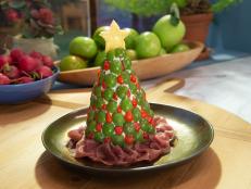 Take a regular holiday cheeseball to the next level and made it spectacular: a cheeseball Christmas tree, the perfect centerpiece to your holiday cheeseboard.
