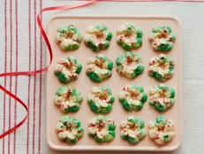 The green and white tie-dye effect gives these classic cookies a modern-retro look, and the red sprinkles add a bit more holiday cheer.