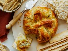Holiday appetizers have met their match with this spinach artichoke baked brie. The crispy puff pastry encases a layer of creamy spinach and melty brie, making the perfect mashup. Spread onto your favorite crackers or crostini and enjoy all season long.