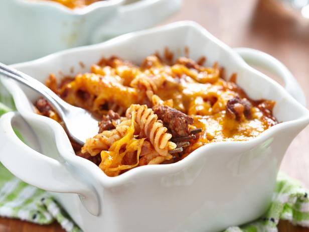 Gratin with macaroni, meat, cheese and tomato sauce