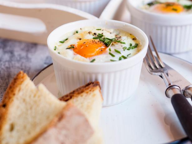 Oefs en cocotte (Individual baked eggs) with spinach, feta, bacon, eggs, and slices of bread