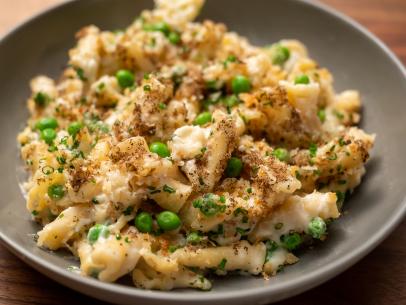 Host Cliff Crooks' mac and cheese, as seen on Worst Cooks In America, Season 24.