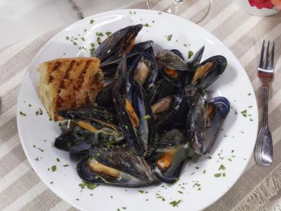 Katie Lee Biegel's Mussels in White Wine Shallot Broth Beauty, as seen on The Kitchen, Season 35.