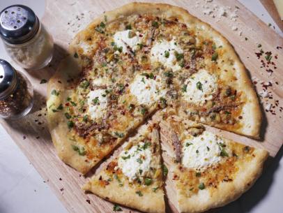 Geoffrey Zakarian's Classic White Clam Pizza Beauty, as seen on The Kitchen, Season 36.