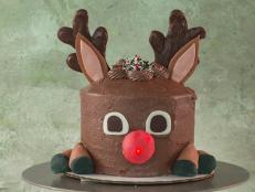 This showstopper dessert gives Rudolph his proper due. The moist yellow cake with cocoa frosting and chocolate antlers has an extra magical touch: a red nose that lights up! Rolling a small LED light into the fondant nose gives it a brightness – you would even say it glows.