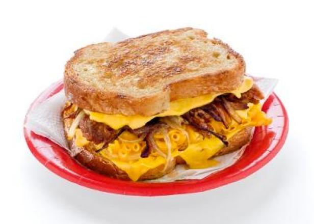 grilled mac and cheese pulled pork sandwich