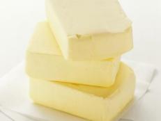 Are you substituting butter with margarine as a "healthier" alternative? Some butter substitutes may actually clog your arteries just as much -- if not more -- than good old butter. Learn more about the butter-versus-margarine debate and find out what butter alternatives to try.