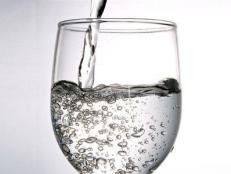 How much water should you drink a day -- 8-10 glasses, right? Well, as it turns out, there’s no scientific research to back up this number. Learn the best way to figure out how much water you should be drinking.