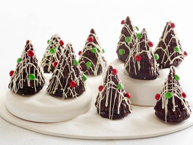 FNK MOIST CHOCOLATE CAKE XMAS TREESFood Network KitchenFood NetworkSugar, AllPurposeFlour, Cocoa Powder, Baking Powder, Baking Soda, Salt, Eggs, Milk,Vegetable Oil, Vanilla Extract, Semisweet Chocolate, White Chocolate, Red and Green MiniCandy Covered Chocolates, Silver Dragee