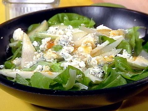 Arugula Salad with Pear, Blue Cheese and Apricot Vinaigrette
