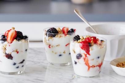 https://food.fnr.sndimg.com/content/dam/images/food/fullset/2003/10/16/4/tm1b17_fruit_parfaits1.jpg.rend.hgtvcom.406.271.suffix/1434575166114.jpeg