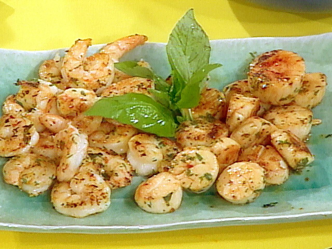 https://food.fnr.sndimg.com/content/dam/images/food/fullset/2003/10/16/4/tm1b62_shrimp_scallops.jpg.rend.hgtvcom.1280.960.suffix/1371584077767.jpeg