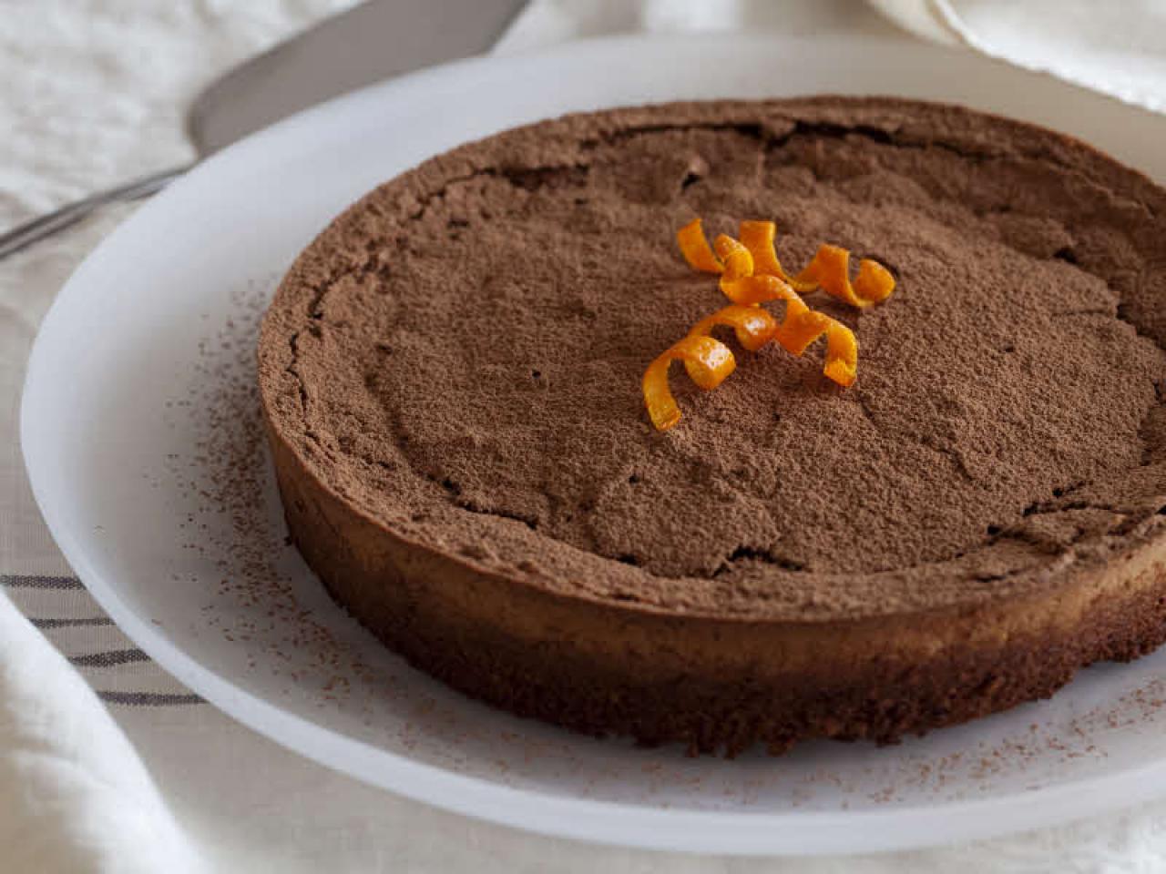 Nigella's sunken chocolate amaretto cake | Nigella certainly doesn't skimp  on the chocolate in this sunken amaretto cake! 🍫🍫🍫 | By BBC Radio 2 |  Facebook