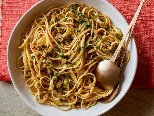 Linguini with Clam Sauce Recipe | Rachael Ray | Food Network