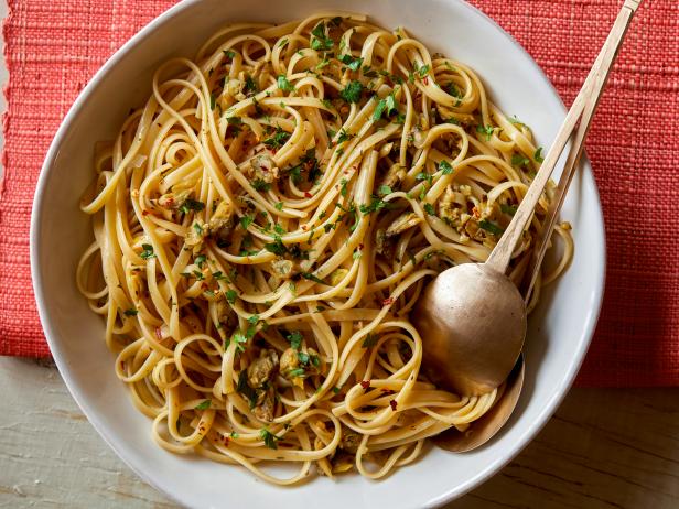 Pasta with outlet clam sauce