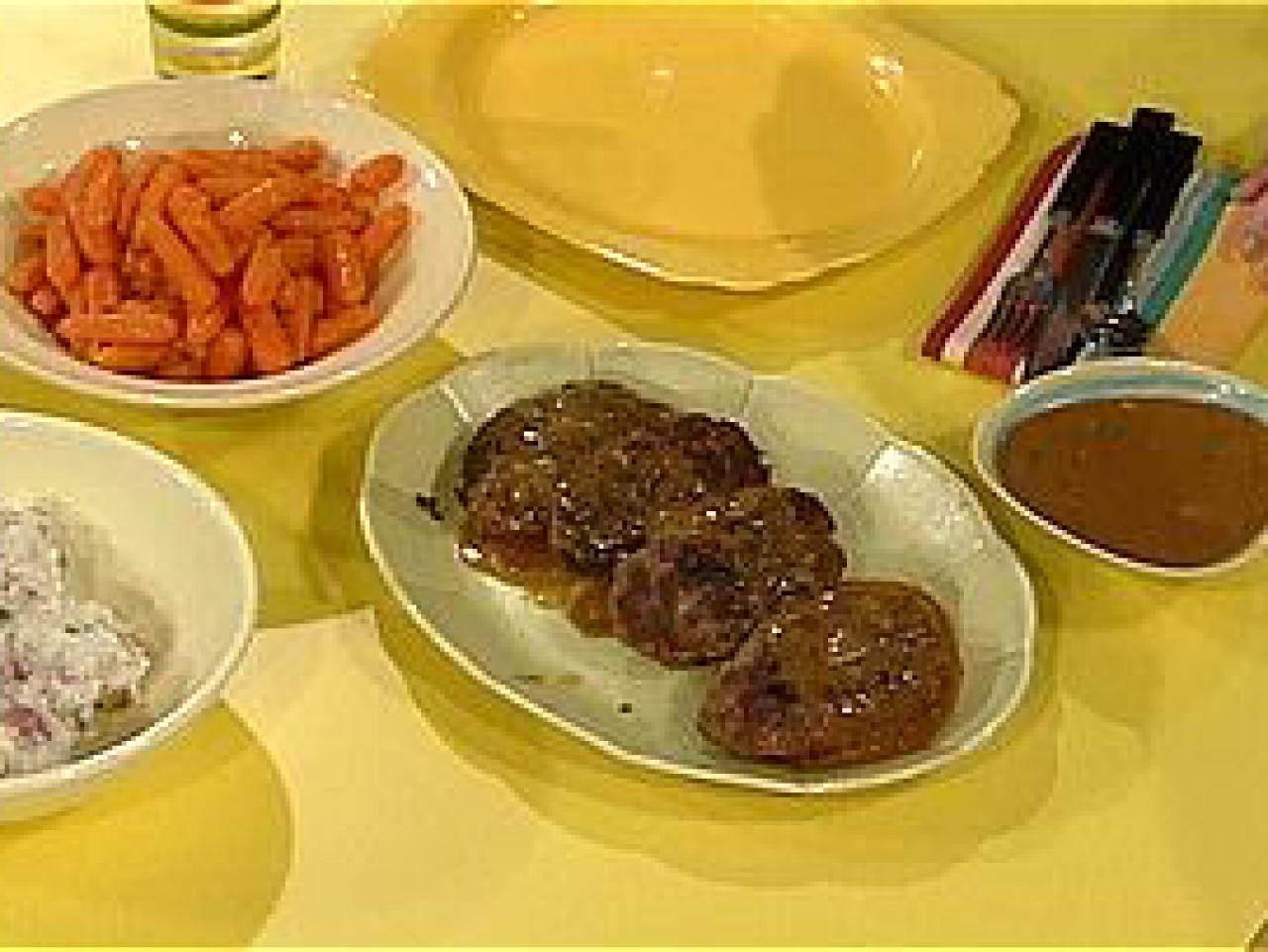 https://food.fnr.sndimg.com/content/dam/images/food/fullset/2003/9/22/0/tm1a28_meatloaf_potatoes_gravy.jpg.rend.hgtvcom.1280.960.suffix/1386362058634.jpeg