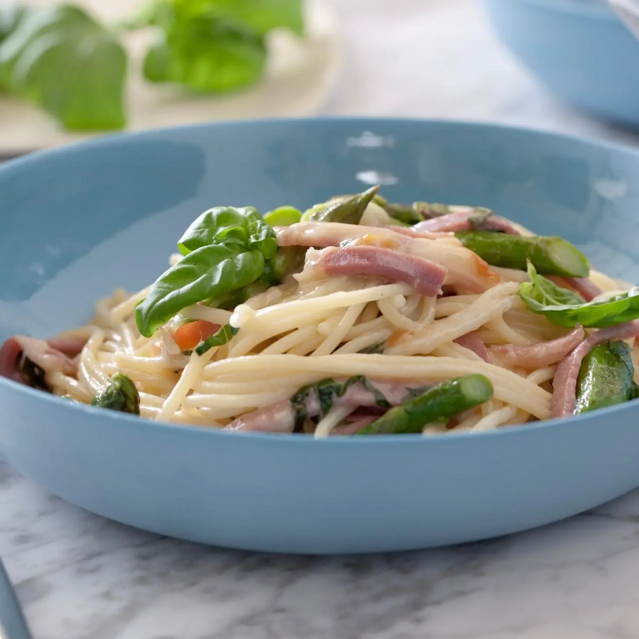 ロールセリニャック　Laure Selignac すみれ　バターディッシュ Spaghetti with Asparagus, Smoked Mozzarella and Prosciutto Recipe