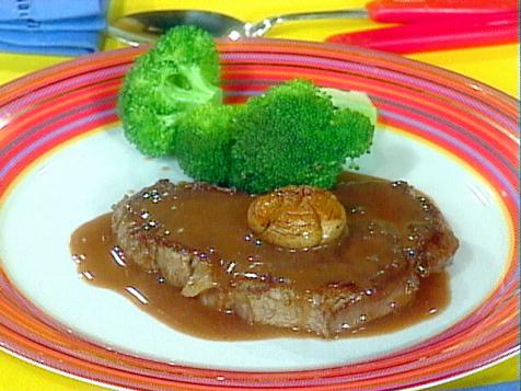 Chateaubriand for 2 in 30: Tournedos with Mushroom Caps and Red Wine Sauce and Steamed Broccoli Spears
