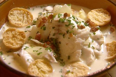 https://food.fnr.sndimg.com/content/dam/images/food/fullset/2004/2/25/0/tu1b06_new_england_chowder.jpg.rend.hgtvcom.476.317.suffix/1371584004382.jpeg