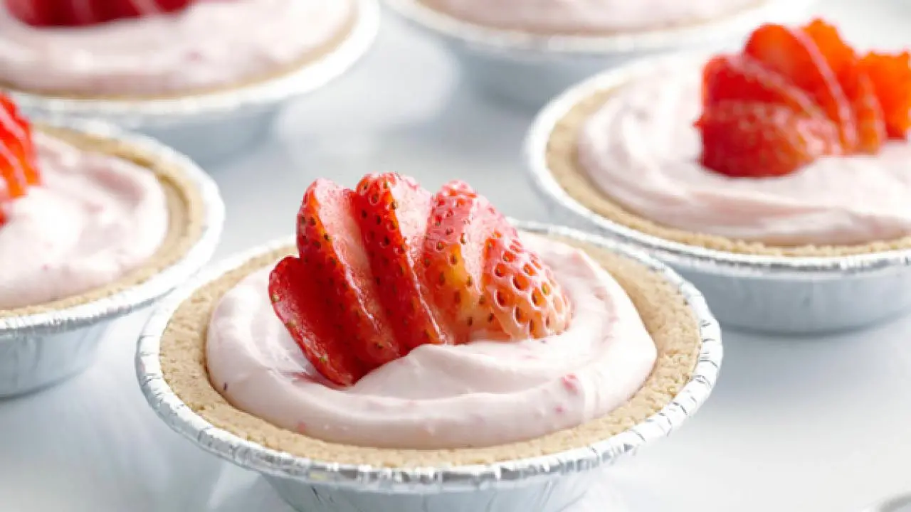https://food.fnr.sndimg.com/content/dam/images/food/fullset/2004/3/12/0/tm1d02_strawberry_cheescakes.jpg.rend.hgtvcom.1280.720.suffix/1382538416356.webp