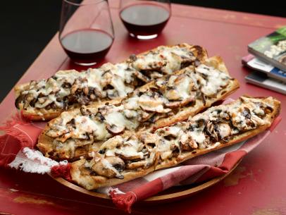 Chef Name: Rachael Ray

Full Recipe Name: Mushroom Lovers' French Bread Pizzas

Talent Recipe: Rachael Ray’s Mushroom Lovers' French Bread Pizzas Oil, as seen on 30 Minute Meals

FNK Recipe: 

Project: Foodnetwork.com, Back to School/Sandwich Central/Dinner and a Movie/Sides

Show Name: 30 Minute Meals

Food Network / Cooking Channel: Food Network