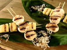 INDOOR: Marinate scallops and assemble brochettes as directed. Preheat broiler. Place brochettes on lightly oiled baking sheet or broiler pan. Broil brochettes 4 inches from heat source for 3 to 4 minutes per side. Serve as directed.