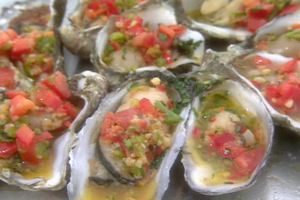 https://food.fnr.sndimg.com/content/dam/images/food/fullset/2006/7/25/0/bq1b01_oysters1.jpg.rend.hgtvcom.616.411.suffix/1371584135699.jpeg