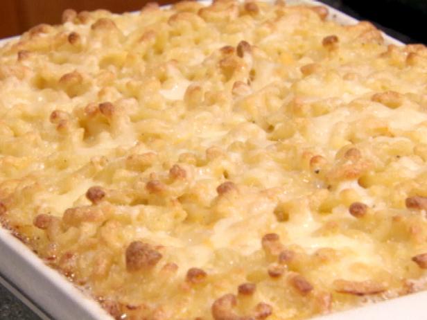 https://food.fnr.sndimg.com/content/dam/images/food/fullset/2007/3/15/0/bt0204_delilahmacandcheese.jpg.rend.hgtvcom.616.462.suffix/1371585568757.jpeg