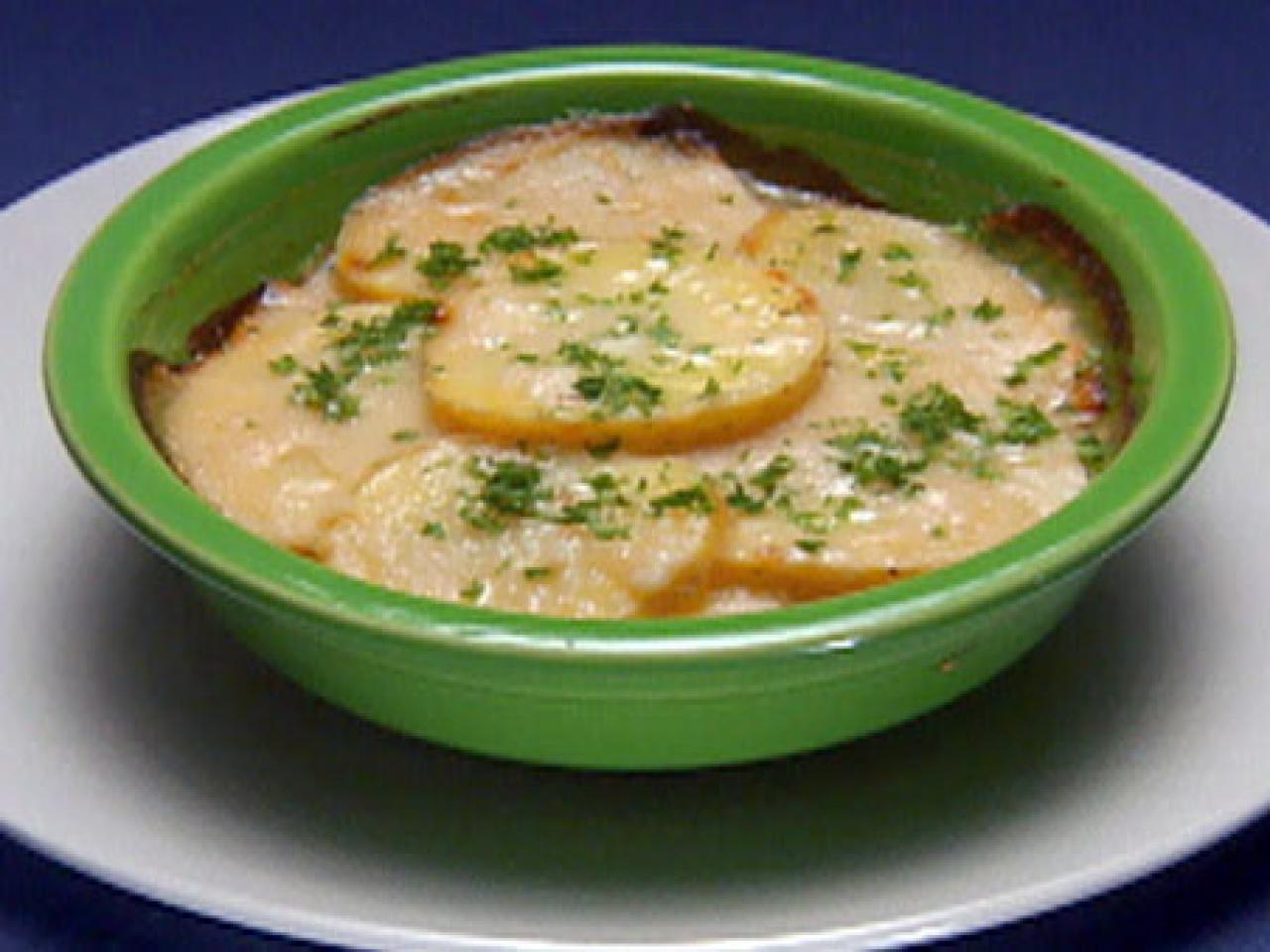 https://food.fnr.sndimg.com/content/dam/images/food/fullset/2007/8/21/0/IE0203_Potatoes_Au_Gratin.jpg.rend.hgtvcom.1280.960.suffix/1371584220319.jpeg