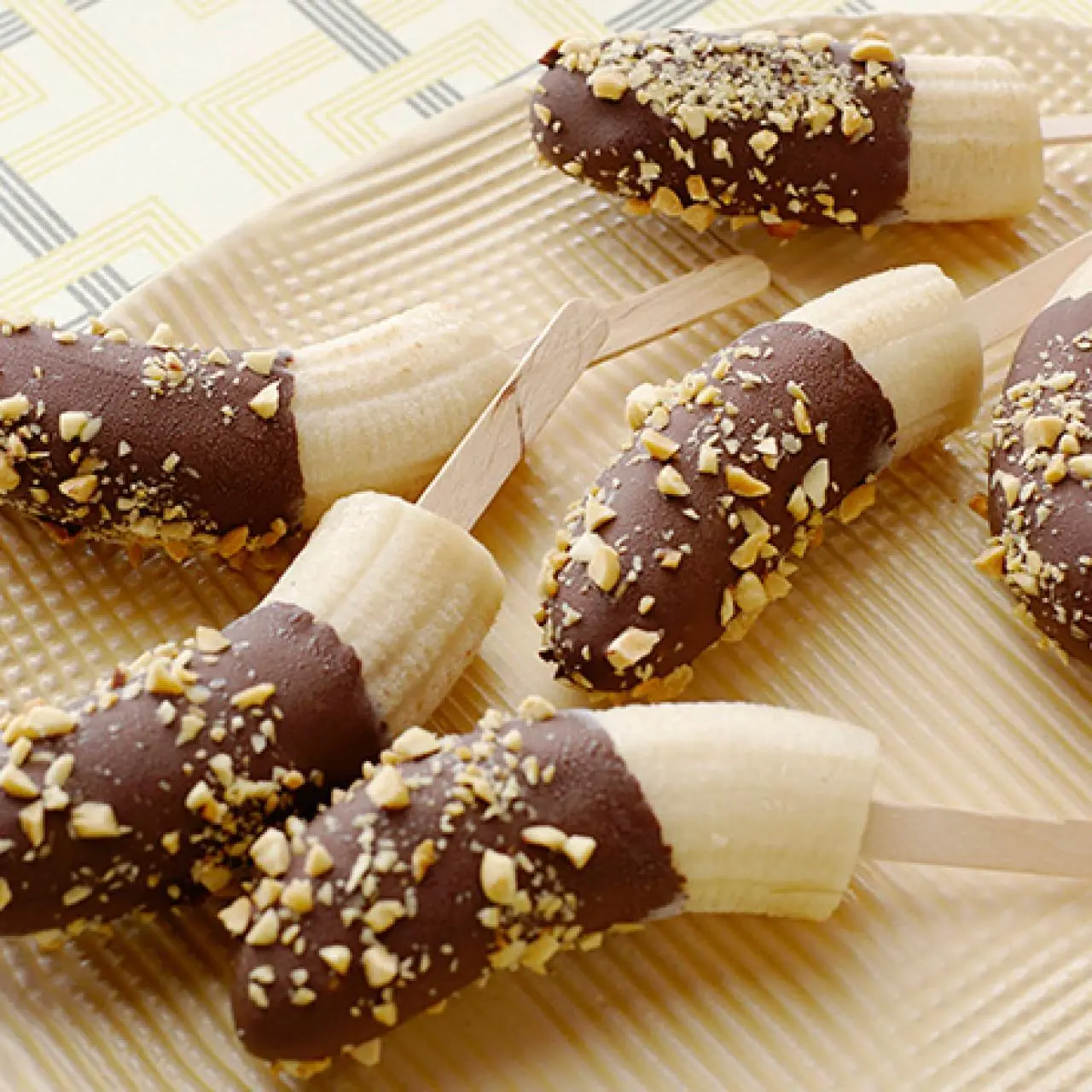 https://food.fnr.sndimg.com/content/dam/images/food/fullset/2008/1/11/0/EK0401_Chocolate_Banana_Pops.jpg.rend.hgtvcom.1280.1280.suffix/1371585707940.webp