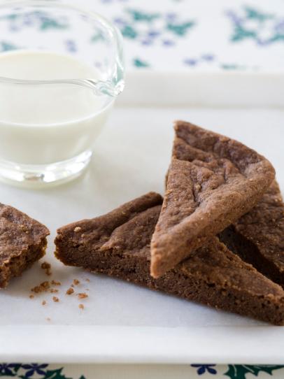 Chocolate Shortbread With White Chocolate Sauce-image