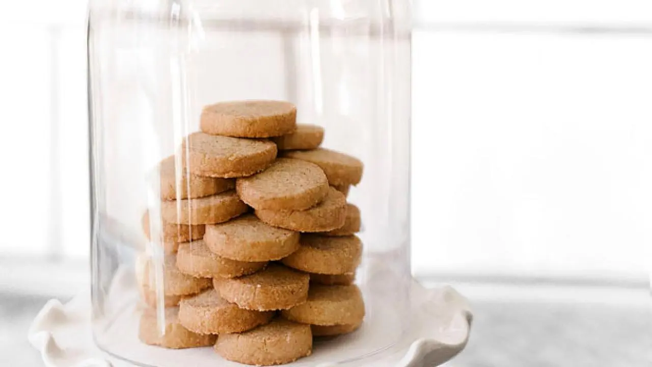 Cardamom-Semolina Shortbread Cookies