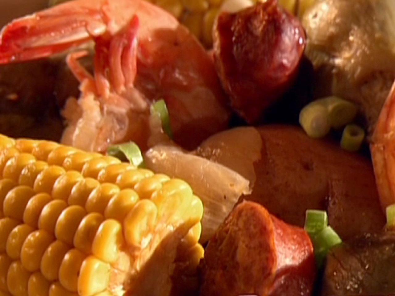 https://food.fnr.sndimg.com/content/dam/images/food/fullset/2008/12/30/0/GI0510_Shrimp-Boil.jpg.rend.hgtvcom.1280.960.suffix/1383017305533.jpeg