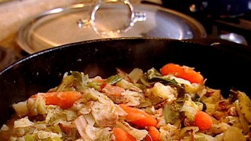 https://food.fnr.sndimg.com/content/dam/images/food/fullset/2008/2/28/0/NY0102_Braised-Cabbage-and-Carrots.jpg.rend.hgtvcom.511.288.suffix/1371585701409.jpeg